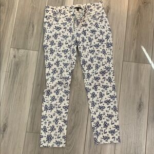 5️⃣ Signature Studio Blue and White Floral Jeans sz 10